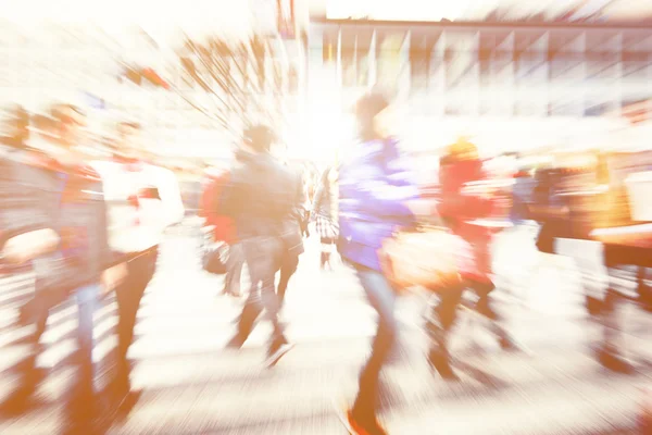 Grande multidão caminhando em uma cidade — Fotografia de Stock