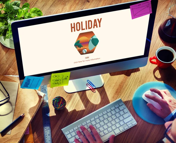 Podnikatel, pomocí počítače s konceptem Holiday — Stock fotografie
