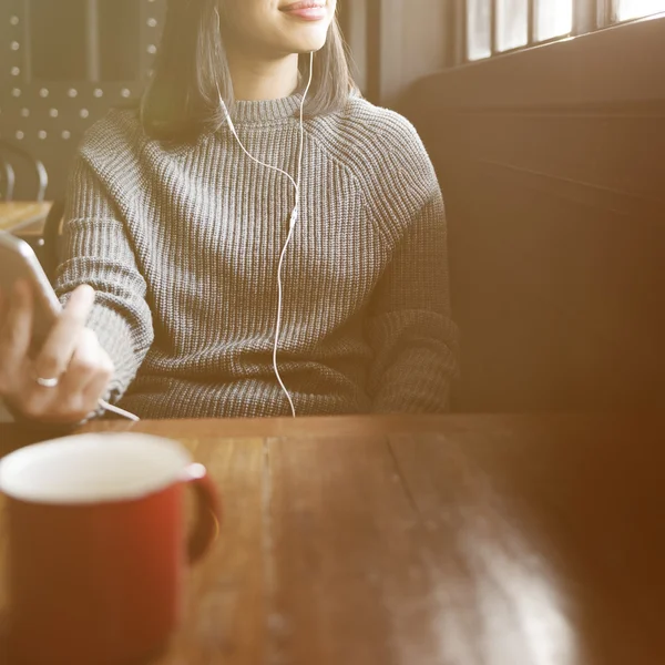 Frau trinkt Kaffee — Stockfoto