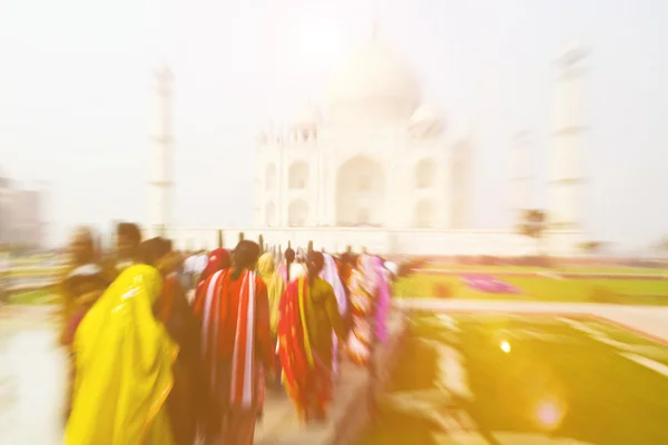 Mensen wandelen door Taj Mahal — Stockfoto