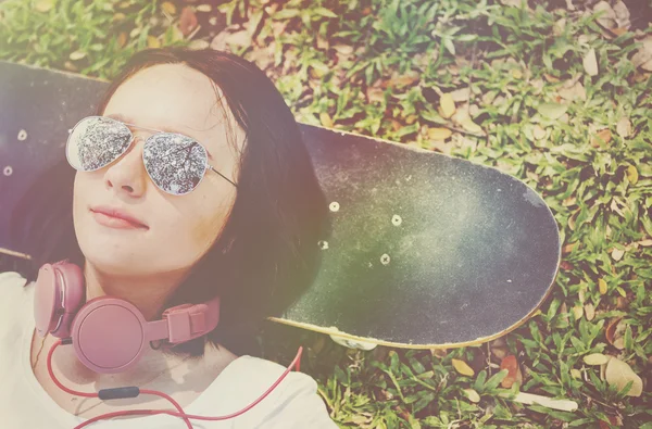 Patineuse fille écouter de la musique — Photo