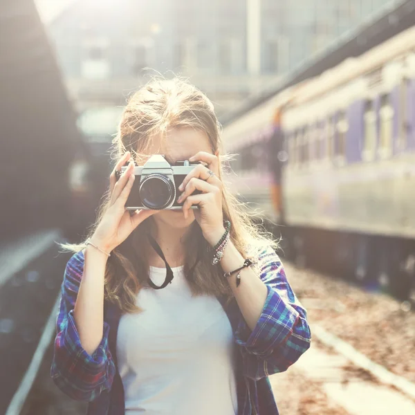 Mädchen macht Fotos, inspiriert Konzept — Stockfoto