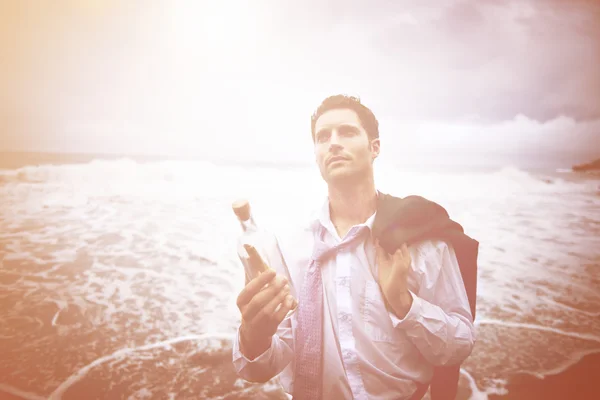 Empresario quedándose solo en la playa — Foto de Stock