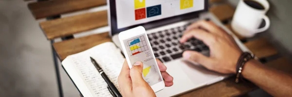 Hombre Trabajando con dispositivos digitales — Foto de Stock