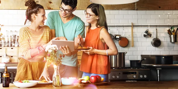 Amigos cozinhar com dispositivo digital — Fotografia de Stock