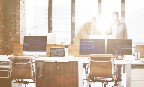 Collega's bespreken in office — Stockfoto