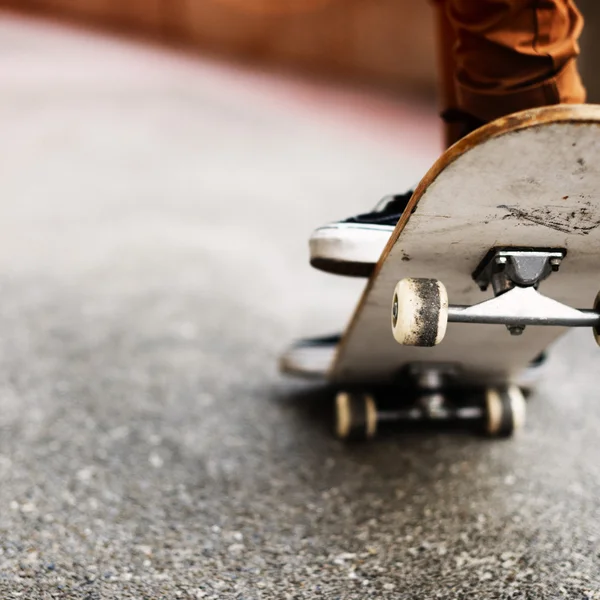 Muž jízda na skateboardu — Stock fotografie