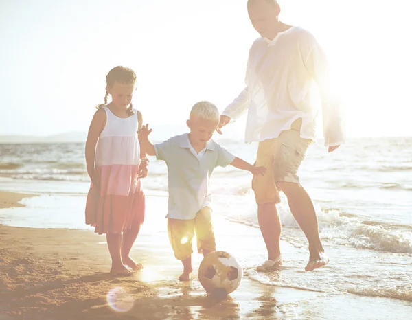 Famiglia felice con bambini in spiaggia — Foto Stock