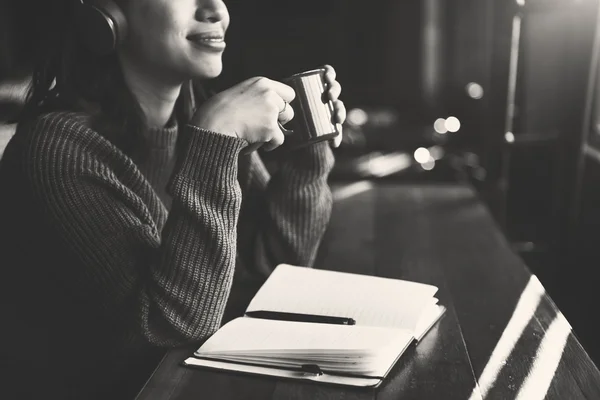 Woman drinking coffee — Stock Photo, Image