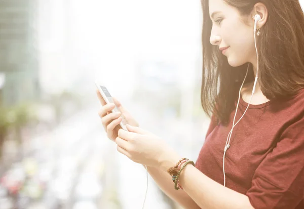 Frau mit modernem Smartphone — Stockfoto