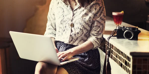 Mulher usando laptop — Fotografia de Stock