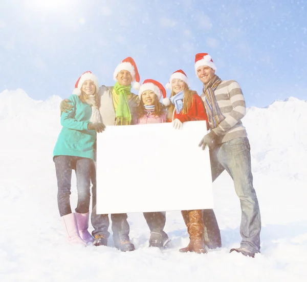 Amigos se divertindo na neve — Fotografia de Stock