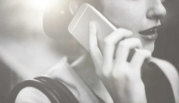 Mulher com telefone inteligente moderno — Fotografia de Stock