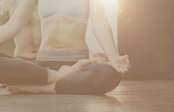 Kvinna som utövar yoga — Stockfoto