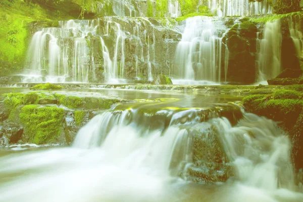 Cascading faldende vand - Stock-foto