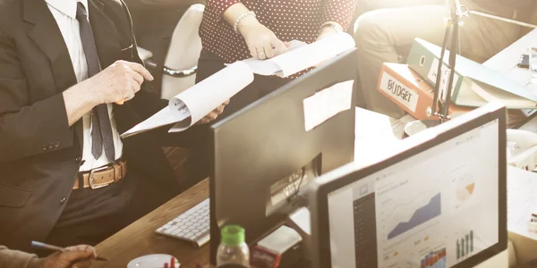 Equipe de negócios trabalhando no escritório — Fotografia de Stock