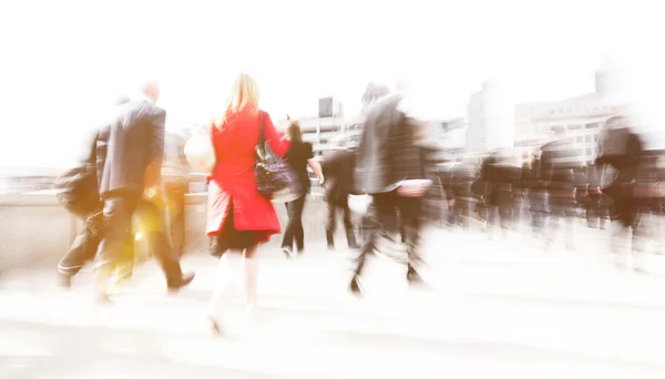 Zakenmensen wandelen in de stad — Stockfoto