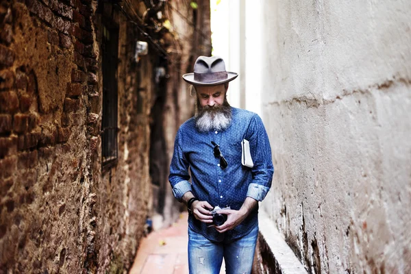 Homme au chapeau Marcher dans la rue — Photo