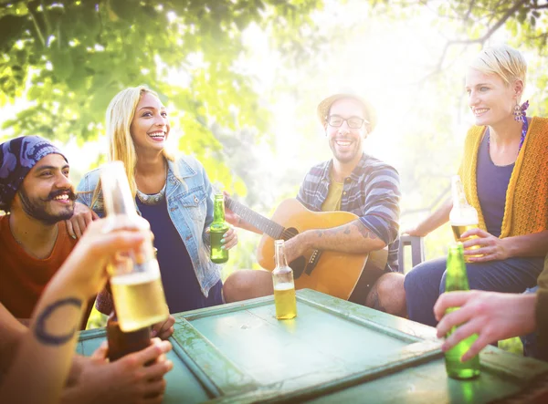 Freunde trinken zusammen — Stockfoto