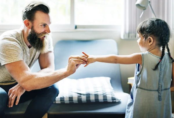 Pai e filha passando tempo juntos — Fotografia de Stock