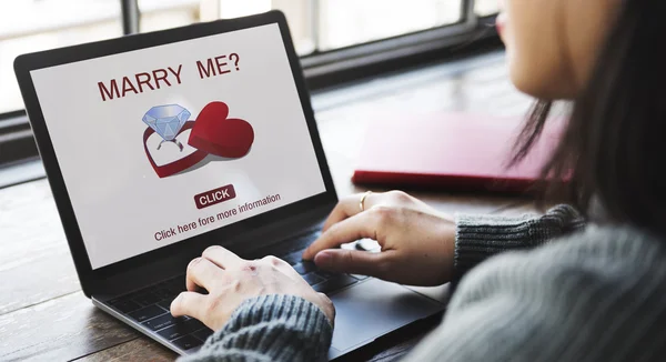 Mulher digitando no laptop com Marry Me — Fotografia de Stock