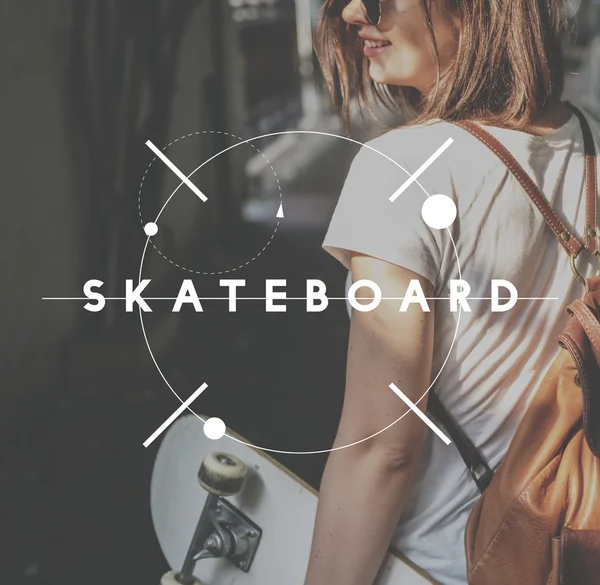 Lachende skater meisje — Stockfoto
