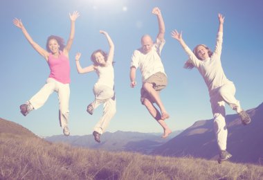 Bir grup insan atlıyor.