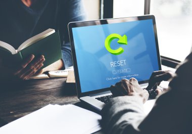 laptop ile çalışan kişi