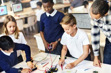 okulda ders sahip öğrenciler