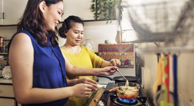 mutlu anne ve kızı pişirme