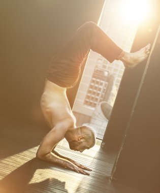 Yoga pratik yapan erkek