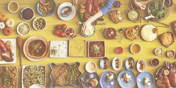 Amici mangiare per grande tavolo — Foto Stock