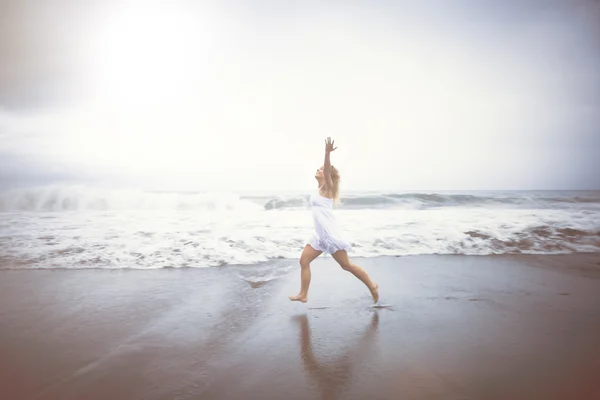 Donna rilassante sulla spiaggia — Foto Stock