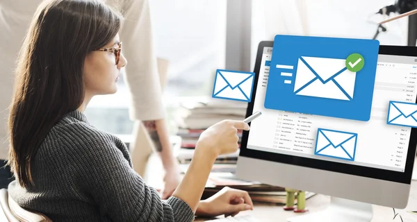 Mujer mostrando en monitor con correo — Foto de Stock