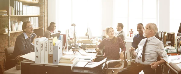 Empresários que trabalham no escritório — Fotografia de Stock