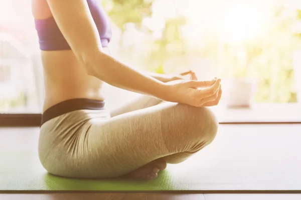 Vrouw die yoga doet — Stockfoto