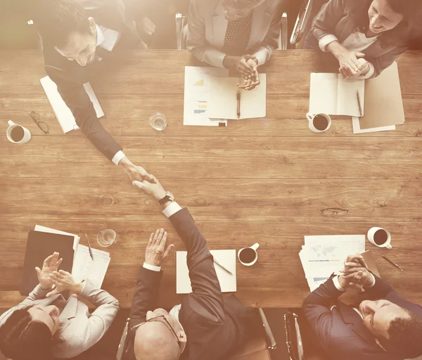 Empresarios que trabajan en la mesa de negociaciones — Foto de Stock