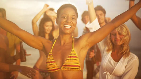 Persone che si godono una festa estiva sulla spiaggia — Foto Stock