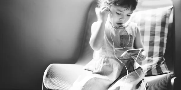 Enfant utilisant un téléphone intelligent — Photo