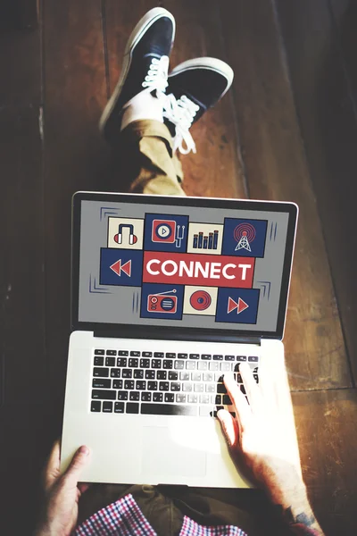 Frau arbeitet mit Computer — Stockfoto