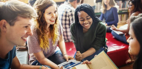 Studenti che studiano al college — Foto Stock