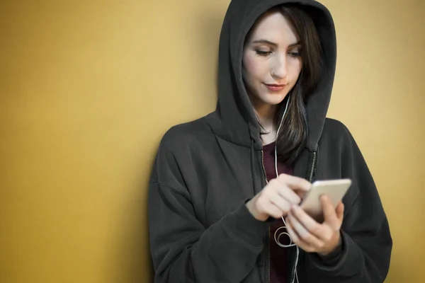 Modern akıllı telefon olan kadın — Stok fotoğraf