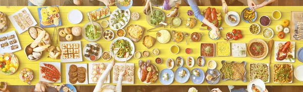 Amici mangiare per grande tavolo — Foto Stock