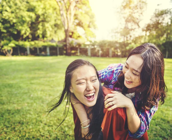 快乐的美丽女孩 — 图库照片