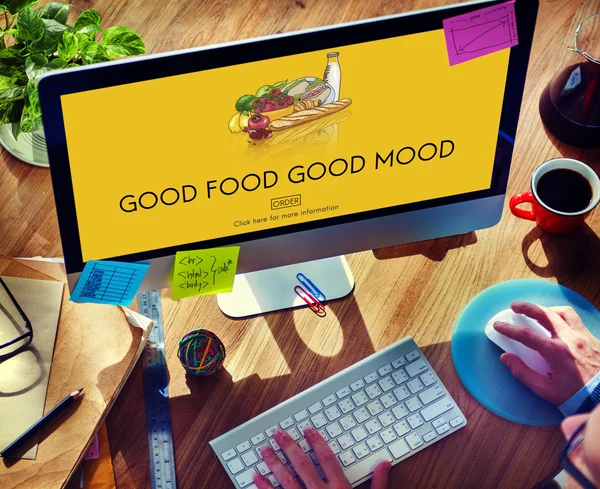 Man med hjälp av dator och god mat — Stockfoto