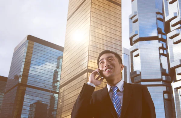 Uomo d'affari che parla sul cellulare — Foto Stock