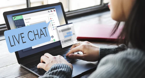 Woman typing on laptop with Live Chat — Stock Photo, Image
