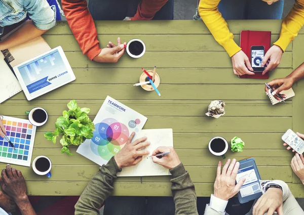 Grupo de Diseñadores Lluvia de ideas — Foto de Stock