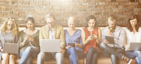 Diversiteit mensen met digitale apparaten — Stockfoto