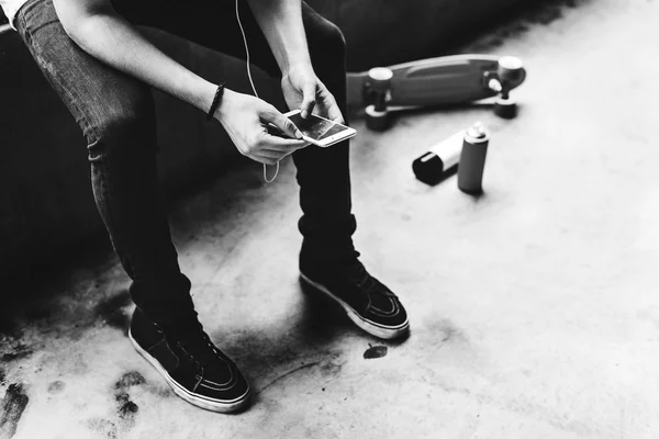 Mannelijke Skateboarder met behulp van slimme telefoon — Stockfoto